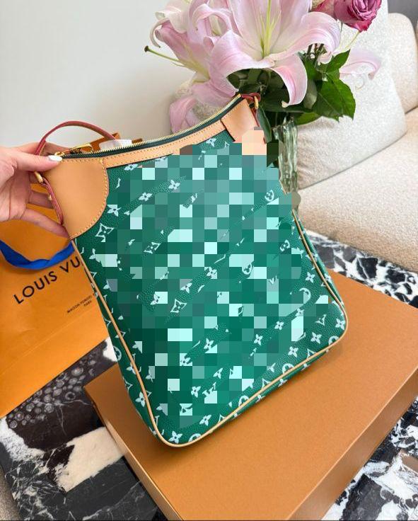 LUT- Bucket Crossbody Bag
