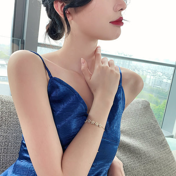 Zircon flower bracelet